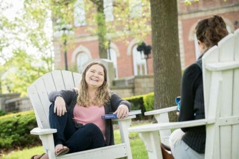 学生在阿迪朗达克椅子在校园外的老主要在杂酚油影响照片拍摄5月1日, 2019年华盛顿 & Jefferson College.
