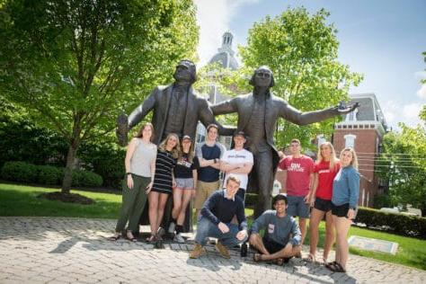 5月1日，学生们与乔治·华盛顿和托马斯·杰斐逊的雕像合影留念, 2019年华盛顿 & Jefferson College.